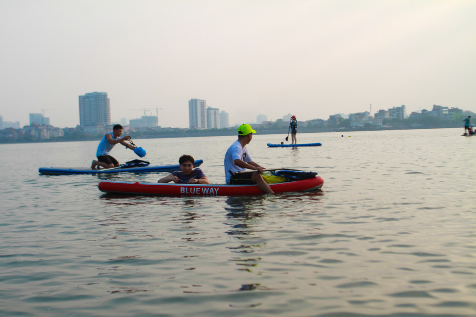 SUP chưa phải là một môn thể thao thực sự phổ biến, số người thành thục và đam mê môn thể thao này lại càng hiếm. Tuy nhiên trong 1 năm trở lại đây, môn thể thao thú vị này cũng đã manh nha được các bạn trẻ ở Hà Nội chú ý. (Ảnh: Minh Sơn/Vietnam+)
