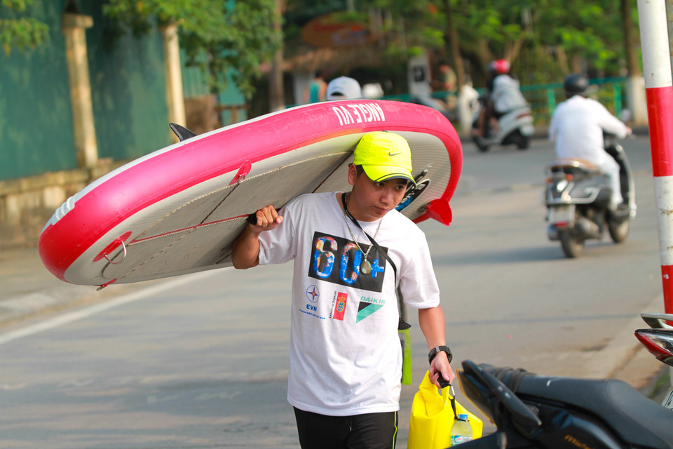SUP là từ viết tắt của Stand up paddle boarding - tên gọi của môn thể thao dưới nước bắt nguồn từ quần đảo Hawaii, thủy tổ của bộ môn lướt sóng hiện đại. (Ảnh: Minh Sơn/Vietnam+)