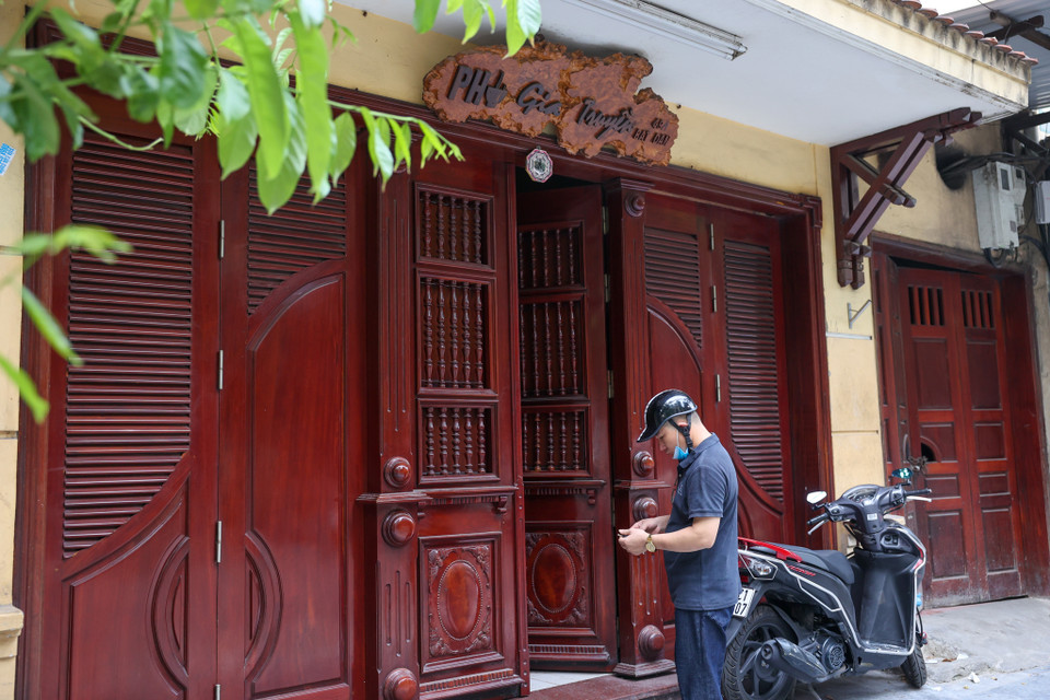 Nhiều thực khách ghé qua cửa hàng phở Bát Đàn nổi tiếng cũng phải ra về. (Ảnh: Minh Sơn/Vietnam+)