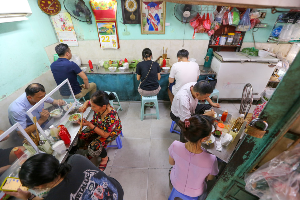 Cũng từ 0 giờ ngày 22/6/2021, Hà Nội đã cho phép mở cửa trở lại dịch vụ cắt tóc, gội đầu; dịch vụ ăn, uống trong nhà bảo đảm giữ khoảng cách, ngồi không quá 50% công suất chỗ ngồi và không quá 20 người, đóng cửa trước 21 giờ hằng ngày. (Ảnh: Minh Sơn/Vietnam+)