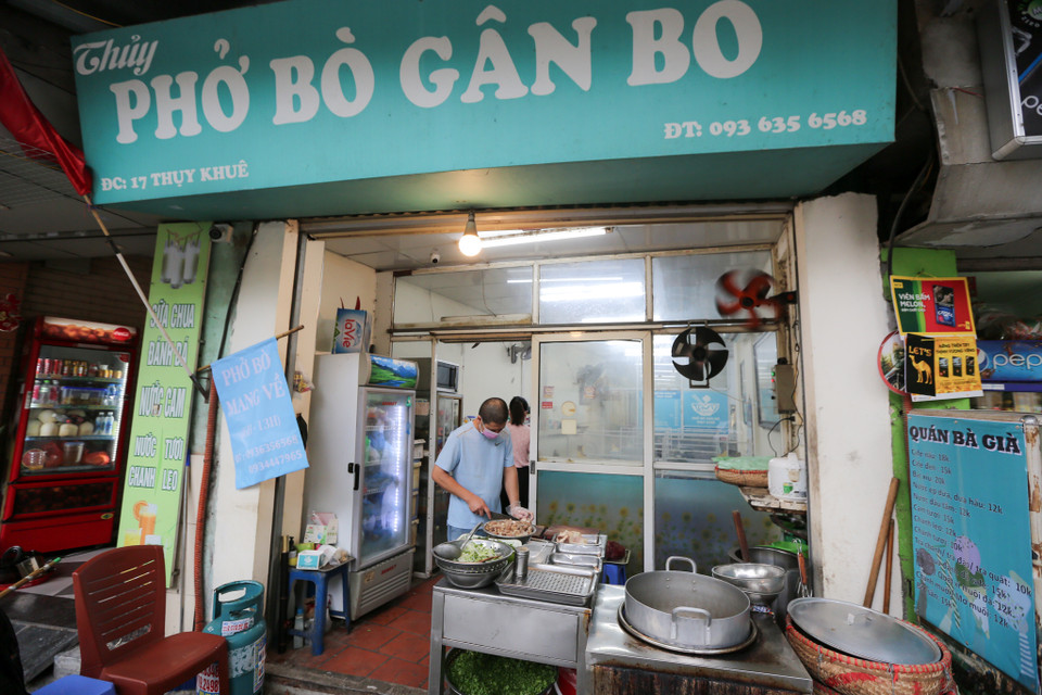 Sau khi Hà Nội cho phép các cửa hàng ăn uống trong nhà được phép hoạt động, nhiều hàng phở đã bắt đầu dọn dẹp đón thực khách trở lại. (Ảnh: Minh Sơn/Vietnam+)