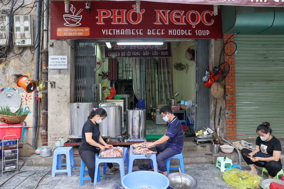 Chị Ngọc, chủ cửa hàng phở trên phố Phùng Hưng cho biết phải đến ngày 23/6 chị mới đón thực khách. (Ảnh: Minh Sơn/Vietnam+)