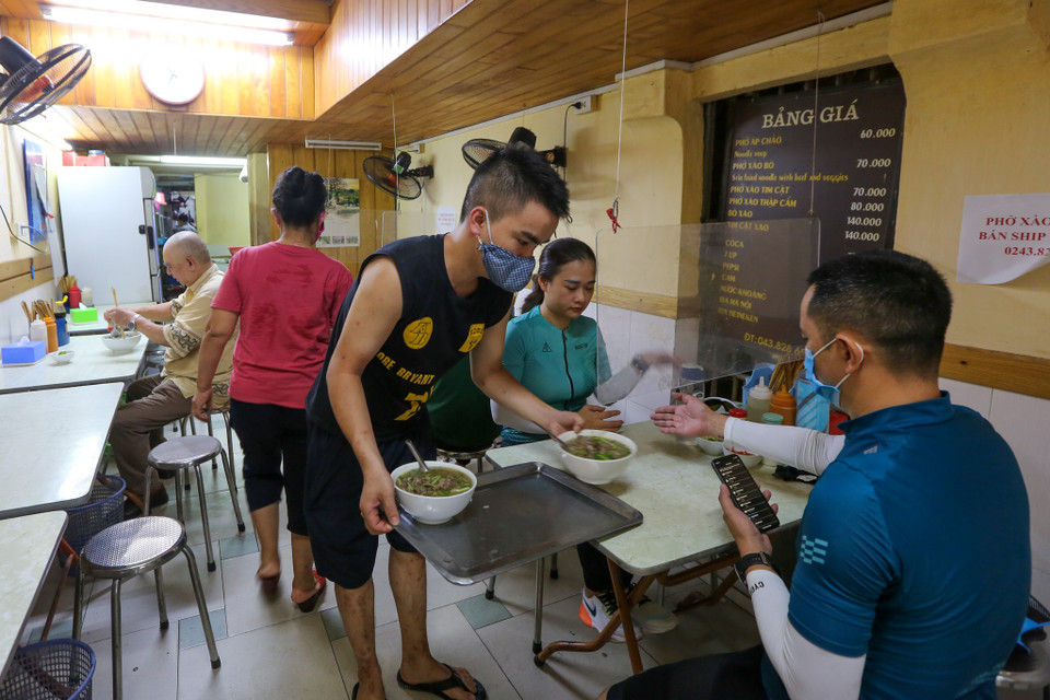 Một cửa hàng khác trên phố Bát Đàn cũng mở cửa từ sớm đón khách. Chủ hàng phở này cho hay vì đã quen bán mang về nên khi mở cửa đón khách trở lại không bị động như đợt trước. (Ảnh: Minh Sơn/Vietnam+)