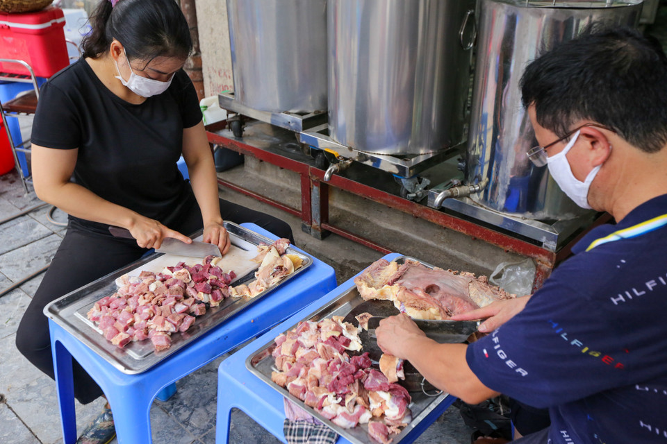 Chị Ngọc cho hay nước phở phải ninh khoảng 24 tiếng mới đảm bảo hương vị nên khi Hà Nội cho phép đón khách từ 0 giờ 22/6, cửa hàng sẽ không chuẩn bị kịp nguyên liệu để phục vụ. (Ảnh: Minh Sơn/Vietnam+)