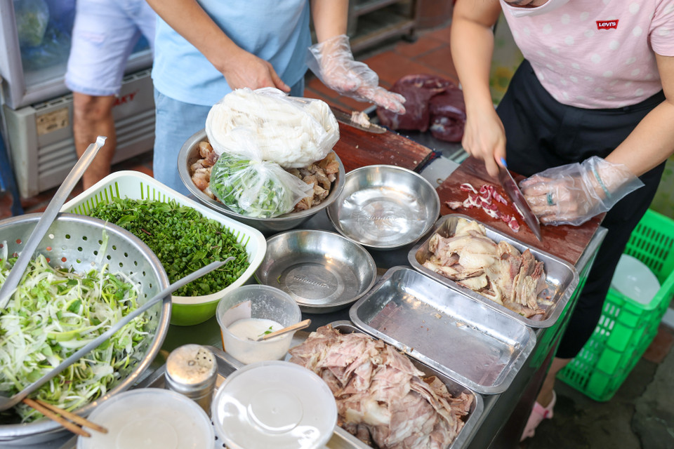 Tuy nhiên, anh Huỳnh cũng chia sẻ rằng không biết lượng khách có ổn định không nên chỉ chuẩn bị số lượng hàng bán bằng một nửa so với bình thường. (Ảnh: Minh Sơn/Vietnam+)