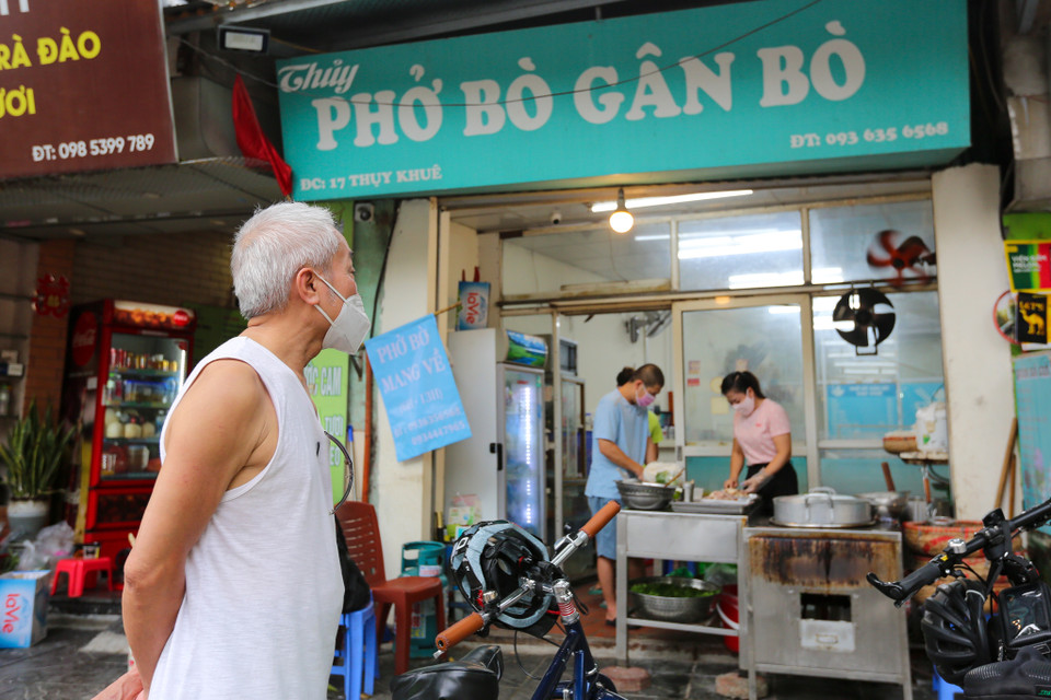 Chú Nguyễn Đức Hiệp (Thuỵ Khuê, Hà Nội) cho biết đây là cửa hàng quen của mình. Từ 6 giờ sáng chú cùng bạn mình đã qua đây để chờ ăn phở. (Ảnh: Minh Sơn/Vietnam+)