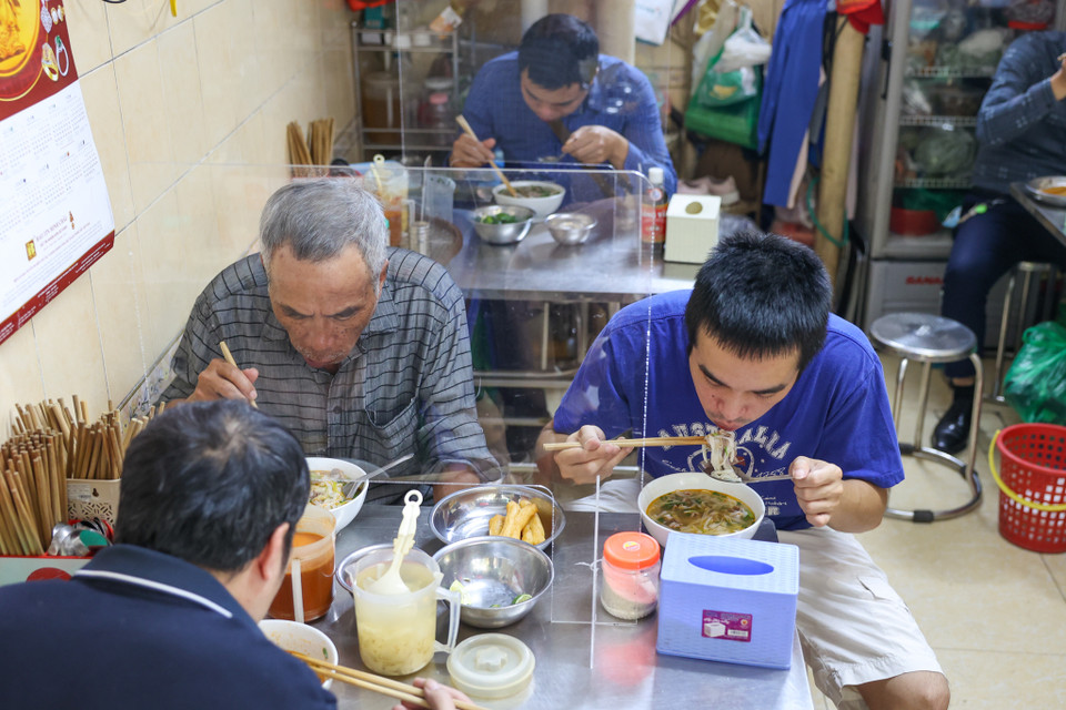 Cửa hàng này cũng đã mở cửa từ 6 giờ 30 sáng để đón khách. (Ảnh: Minh Sơn/Vietnam+)