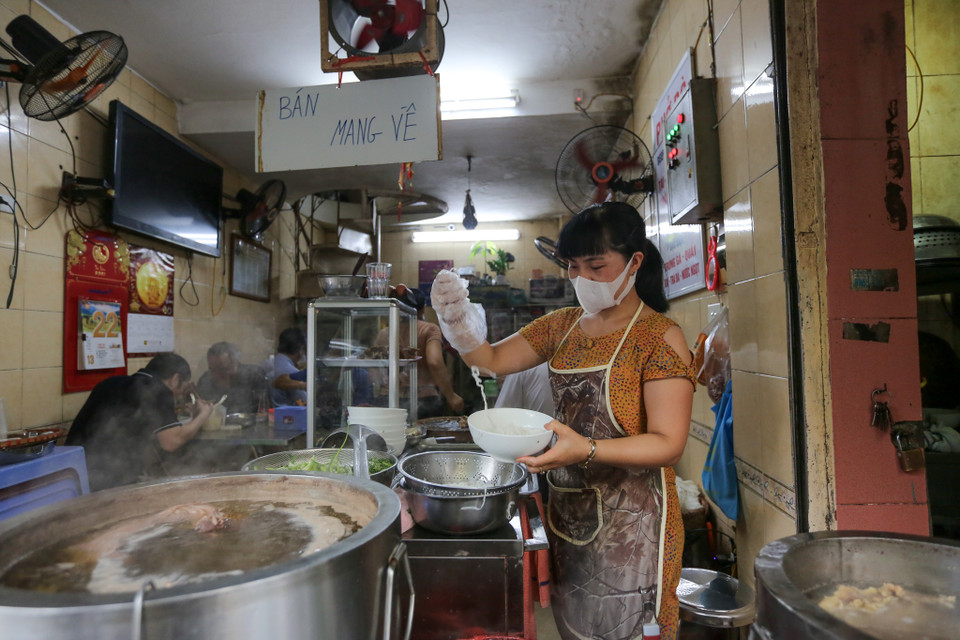 Chị Vui, chủ hàng phở Biên (Lê Văn Hưu, Hà Nội) tỏ ra hào hứng vì được phép đón khách trở lại. (Ảnh: Minh Sơn/Vietnam+)