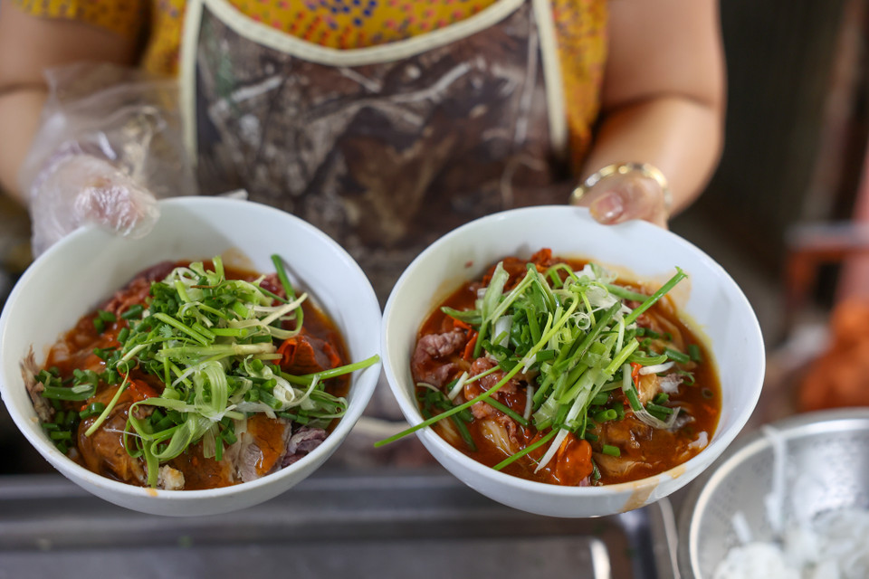 Mặc dù những hôm bị đóng cửa không được đón khách, cửa hàng chị vẫn bán mang về nhưng chị cho rằng việc ăn tại cửa hàng sẽ giữ được vị thơm ngon của bát phở. (Ảnh: Minh Sơn/Vietnam+)