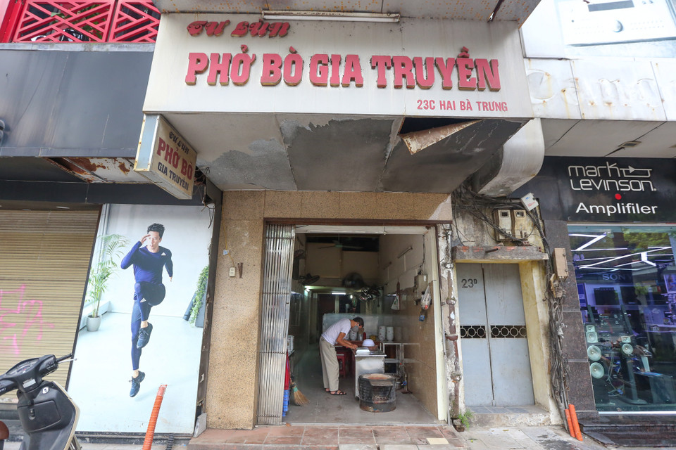 Một số chủ hàng phở cho rằng họ phải chuẩn bị nguyên vật liệu, chờ nhân viên lên mới có thể phục vụ thực khách tại chỗ. (Ảnh: Minh Sơn/Vietnam+)