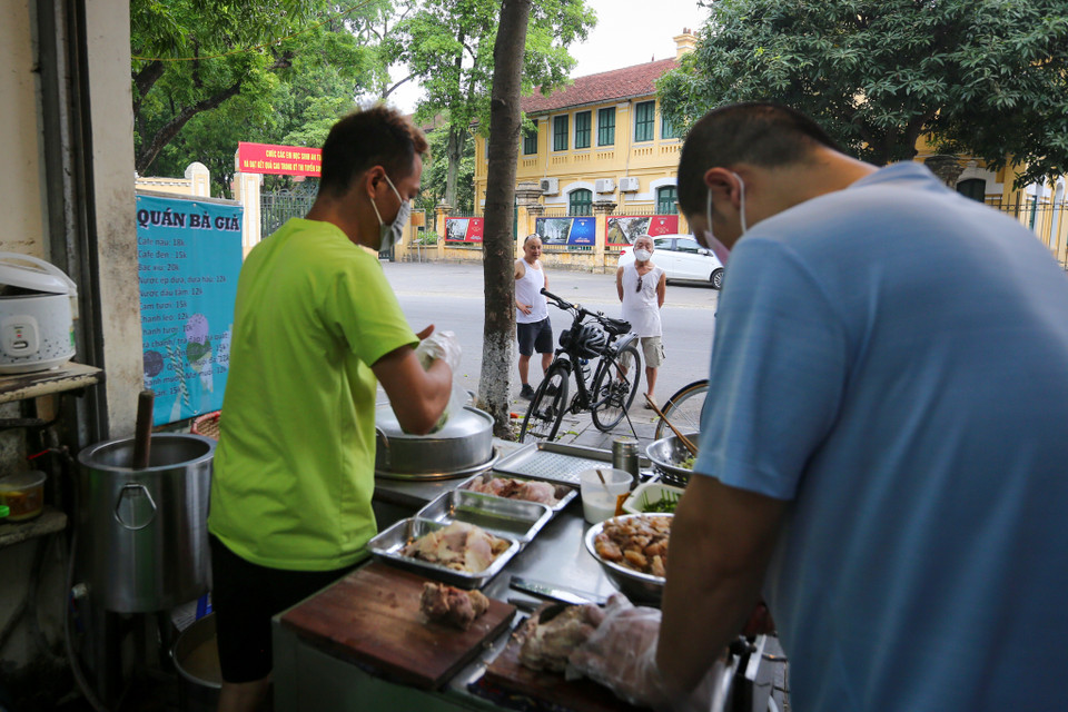 Ngay từ sớm khi mở cửa đã có một vài thực khách đứng chờ sẵn. (Ảnh: Minh Sơn/Vietnam+)