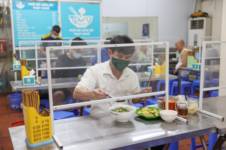 Cửa hàng khi tiếp đón thực khách cũng đảm bảo giữ khoảng cách an toàn. (Ảnh: Minh Sơn/Vietnam+)