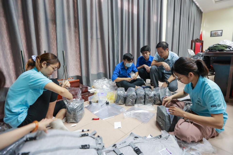 Với mong muốn góp phần giúp đỡ các y bác sỹ tại tuyến đầu chống COVID-19, nhóm sinh viên K62 của Viện Kỹ thuật Hóa học gồm: Phạm Đình Giỏi, Nguyễn Thị Hương Hảo và Kiều Thị Thùy Linh, cùng với Phó Giáo sư Vũ Đình Tiến đã nghiên cứu thiết kế áo chống nóng vừa đơn giản vừa dễ sử dụng. (Ảnh: Minh Sơn/Vietnam+)