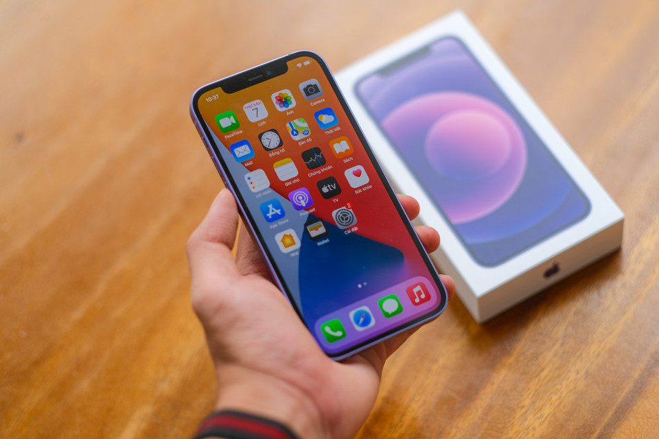 Cấu hình máy vẫn không thay đổi so với những màu khác khi được trang bị màn hình OLED 5,4 inch (iPhone 12 mini) hoặc 6,1 inch (iPhone 12), chip xử lý A14 Bionic, 2 camera sau, sạc không dây MagSafe, pin 2.815mAh, hỗ trợ sạc nhanh 20W và mạng 5G. 