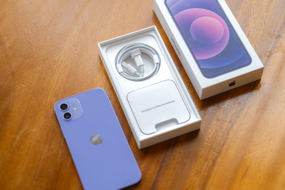 Điểm khác biệt dễ nhận thấy nhất nằm ở phần vỏ hộp mang màu tím đặc trưng còn toàn bộ phụ kiện bên trong vẫn như các màu sắc khác. (Ảnh: PV/Vietnam+)