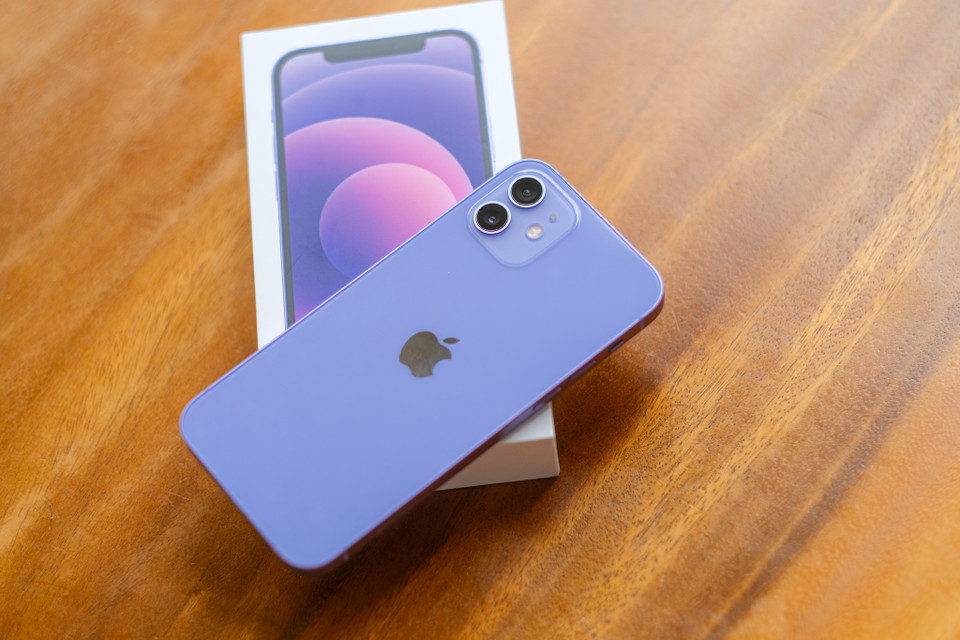 Tuy nhiên, theo nhiều chuỗi bán lẻ điện thoại, đây cũng là hai mẫu điện thoại có sức bán kém nhất trong số 4 mẫu iPhone 12 tại Việt Nam. (Ảnh: PV/Vietnam+)