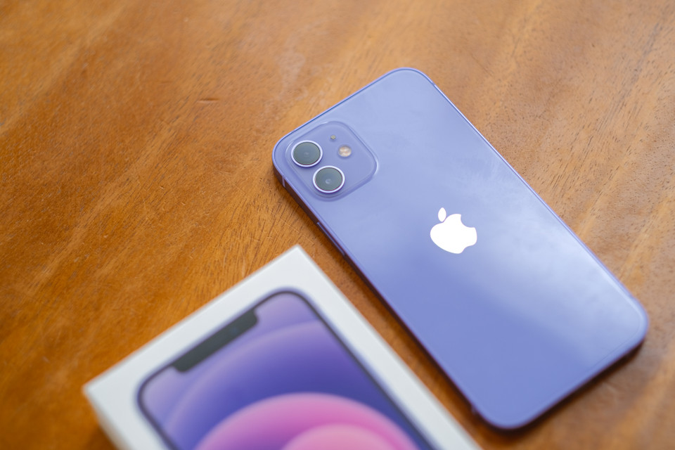 Phần camera của máy có màu khác hơn một chút do phần nhựa dày lên. (Ảnh: PV/Vietnam+)