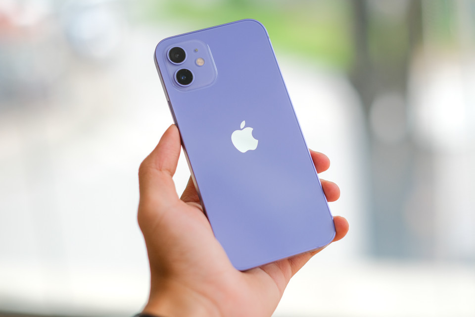 Theo đại diện của CellphoneS, iPhone 12 và 12 mini màu tím sẽ được bán chính hãng vào cuối tháng này với giá bán tương đương với các màu khác. (Ảnh: PV/Vietnam+) 