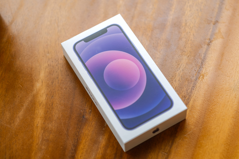 Chỉ ít tuần sau khi được ra mắt, bộ đôi iPhone 12 và 12 Mini phiên bản màu tím đã được một số cửa hàng nhập về Việt Nam. (Ảnh: PV/Vietnam+)