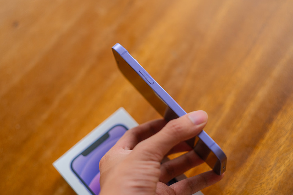 Cạnh bên kim loại được hoàn thiện dạng nhám với chất liệu nhôm đồng thời cũng được sơn màu tím, nhưng màu sắc đậm hơn so với phần mặt kính phía sau. (Ảnh: PV/Vietnam+)