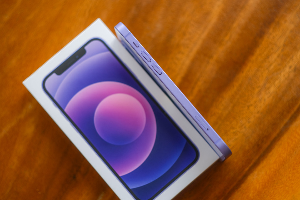 Sau khi bổ sung thêm màu mới, iPhone 12 và 12 mini có 6 tùy chọn màu sắc: Tím, trắng, đỏ, đen, xanh dương, xanh lá. (Ảnh: PV/Vietnam+)