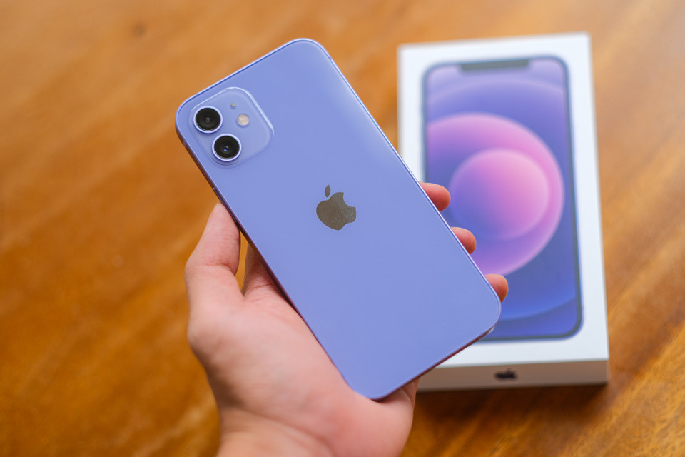 Phần mặt lưng được làm từ chất liệu kính bóng, bám lại khá nhiều bụi và dấu vân tay trong quá trình sử dụng. (Ảnh: PV/Vietnam+)