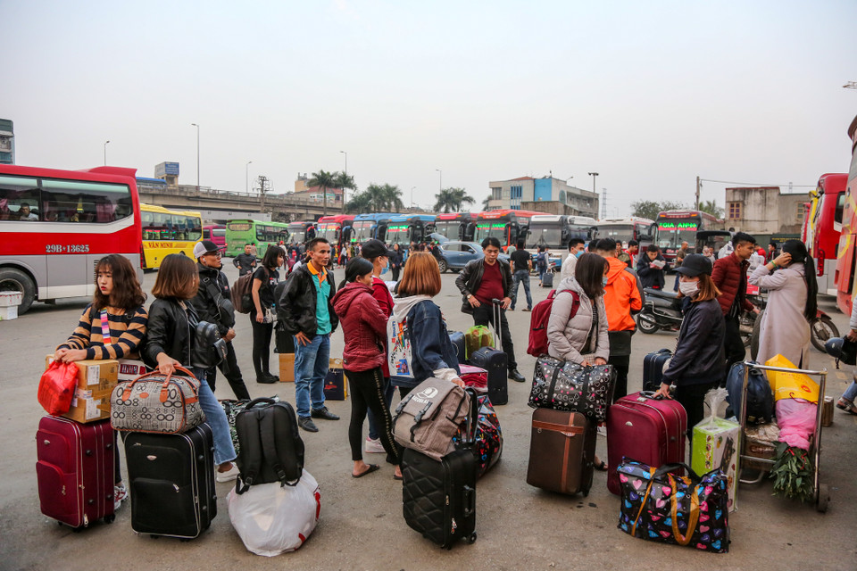 Dù trong ngày cao điểm, nhưng tại khu vực bến xe không có tình trạng hành khách phải chờ đợi hàng tiếng mới bắt được xe như mọi năm. (Ảnh: Minh Sơn/Vietnam+)