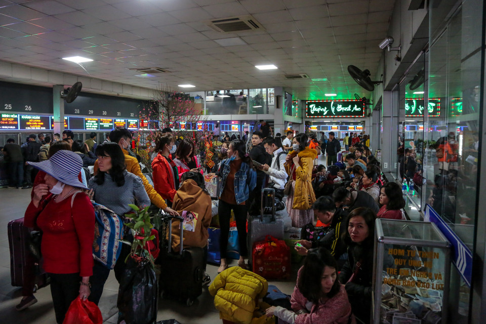 Đến thời điểm 17h chiều 1/2, khu vực phòng vé bến xe Nước Ngầm cũng không xảy ra tình trạng chen chúc. (Ảnh: Minh Sơn/Vietnam+)