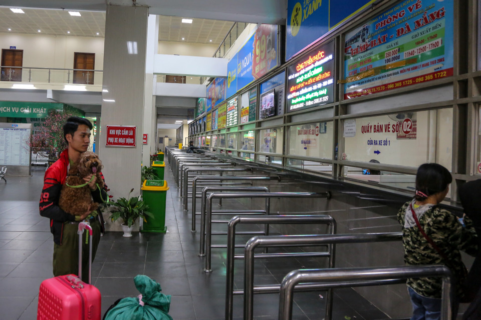 Các phòng vé tại đây cho hay, nhiều hành khách đã chủ động đặt xe từ vài hôm trước nên không xảy ra tình trạng chen chúc. (Ảnh: Minh Sơn/Vietnam+)