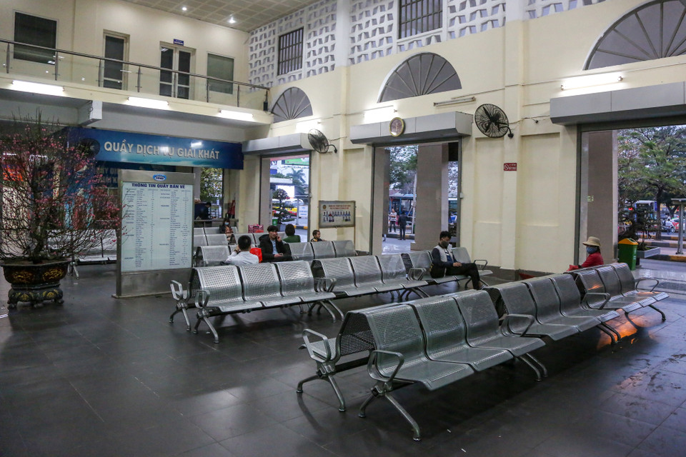 Khu vực nhà chờ bến xe Giáp Bát vắng tanh. (Ảnh: Minh Sơn/Vietnam+)