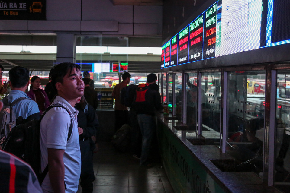 Đại diện bến xe Nước Ngầm cho biết, thời gian cận Tết lượng khách tăng cao đến 150% so với ngày thường chủ yếu các tuyến Nghệ An, Hà Tĩnh, Hải Phòng. (Ảnh: Minh Sơn/Vietnam+)