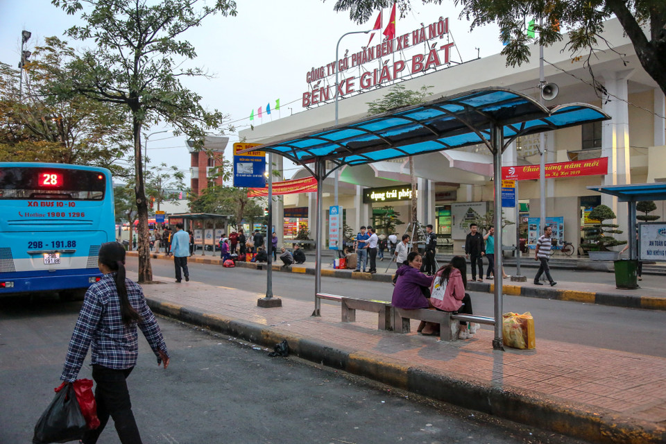 Tại bến xe Giáp Bát thời điểm 17h30 chiều cũng xảy ra tình trạng vắng vẻ. (Ảnh: Minh Sơn/Vietnam+)