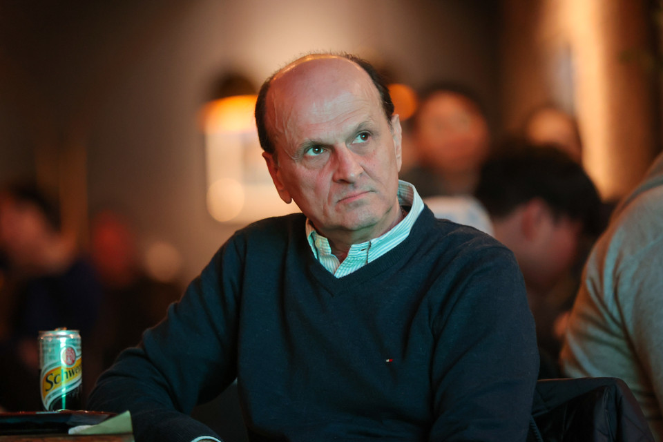 Trước trận cầu lịch sử, Đại sứ Cộng hoà Argentina tại Việt Nam, ông Luis Pablo Maria Beltramino cho biết: 'Tôi kỳ vọng sẽ có một trận đấu tốt và tỷ số vừa đủ tốt để thắng trận tối nay'. (Ảnh: Minh Sơn/Vietnam+)