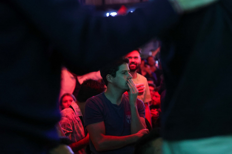 Cổ động viên người Pháp trầm ngâm khi biết rằng đội tuyển Pháp đã bỏ lỡ chức vô địch World Cup lần thứ 2 liên tiếp. (Ảnh: Minh Sơn/Vietnam+)