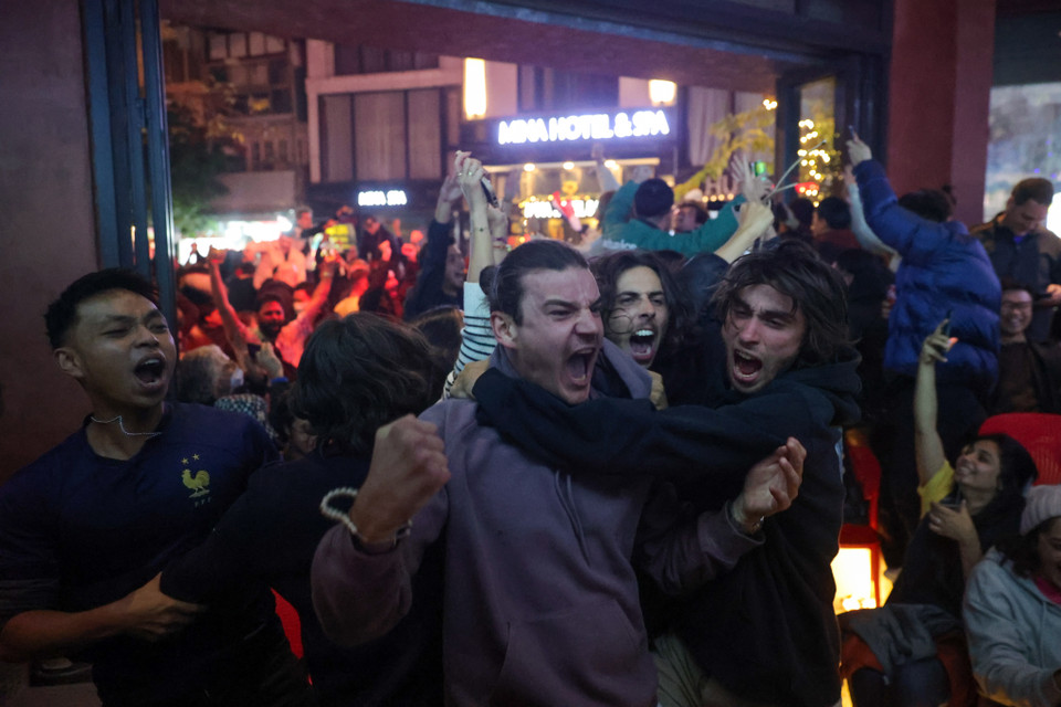 Các cổ động viên ăn mừng đầy cảm xúc khi không thể ngờ trận đấu diễn ra một cách đầy kịch tính với các pha rượt đuổi bán thắng đến nghẹt thở. (Ảnh: Minh Sơn/Vietnam+)