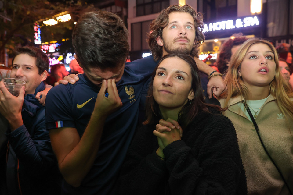 Cổ động viên người Pháp bật khóc khi chứng kiến đội tuyển nước nhà gục ngã trong trận chung kết. (Ảnh: Minh Sơn/Vietnam+)