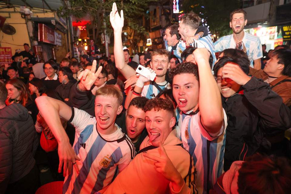 Người hâm mộ Việt Nam hòa cùng niềm vui của các cổ động viên Argentina. (Ảnh: Minh Sơn/Vietnam+)