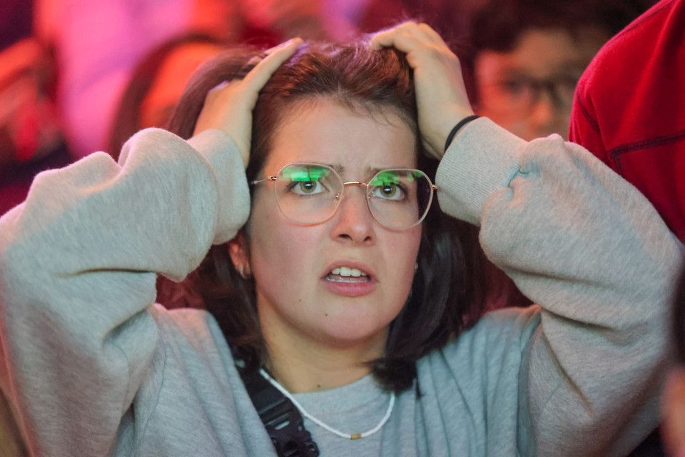 Cổ động viên người Pháp tỏ ra lo lắng khi tuyển Pháp sút hỏng 2 loạt luân lưu. (Ảnh: Minh Sơn/Vietnam+)