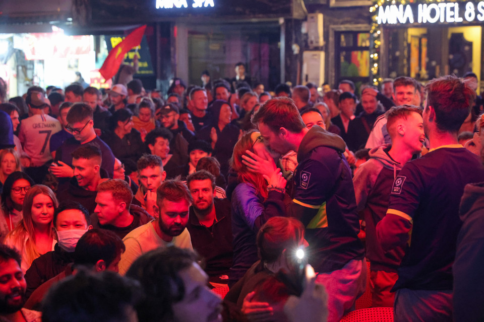 Hai cổ động viên người Pháp trao nhau nụ hôn đầy tiếc nuối. (Ảnh: Minh Sơn/Vietnam+)