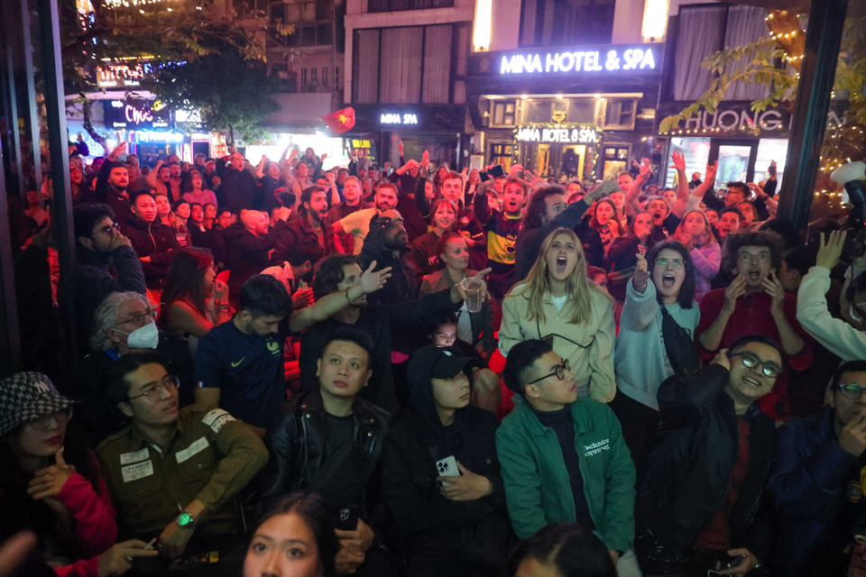 Tại đây, các cổ động viên biểu lộ hàng loạt cảm xúc như vui sướng, căng thẳng, lo lắng, vỡ òa khi chứng kiến trận đấu. (Ảnh: Minh Sơn/Vietnam+)