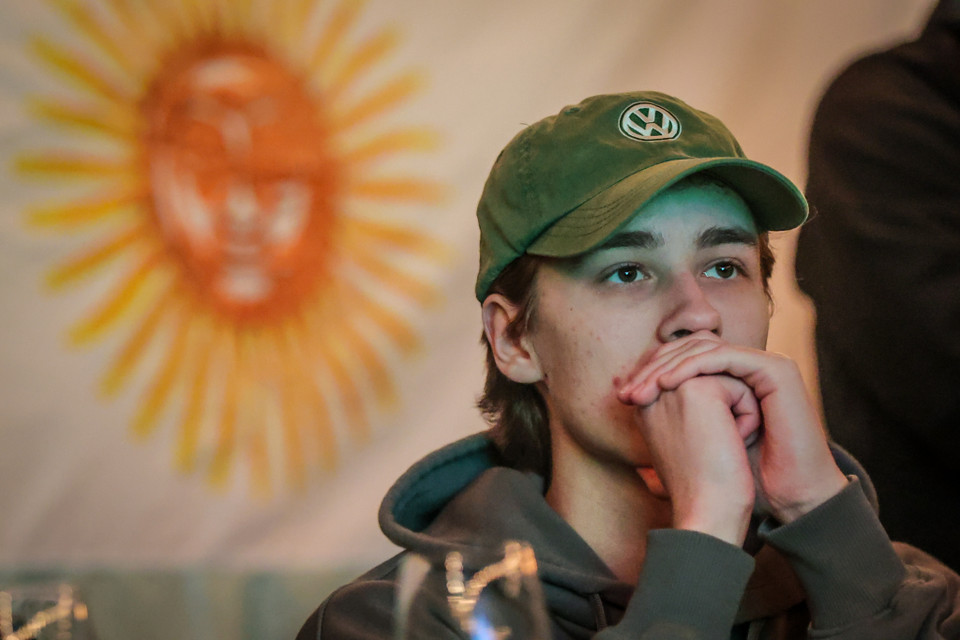 Trận đấu bắt đầu với những tình huống giao tranh nghẹt thở giữa hai đội. (Ảnh: Minh Sơn/Vietnam+)