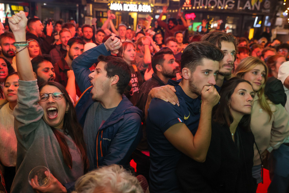 Cảm xúc trái ngược của cổ động viên hai nước. (Ảnh: Minh Sơn/Vietnam+)