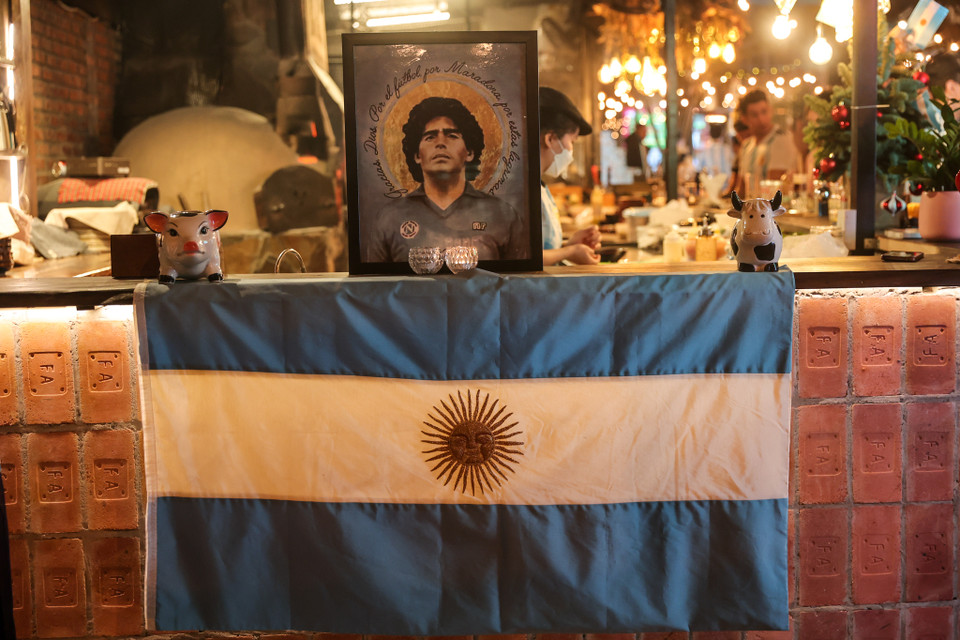 Đây là trận cầu đáng chú ý nhất trong năm 2022 không chỉ bởi đây là cuộc thư hùng giữa hai đại diện cho hai nền bóng đá mạnh nhất thế giới, mà còn bởi đây là cuộc đối đầu giữa hai siêu sao đang thi đấu cho câu lạc bộ Paris Saint-Germain là Messi và Mbappe. (Ảnh: Minh Sơn/Vietnam+)