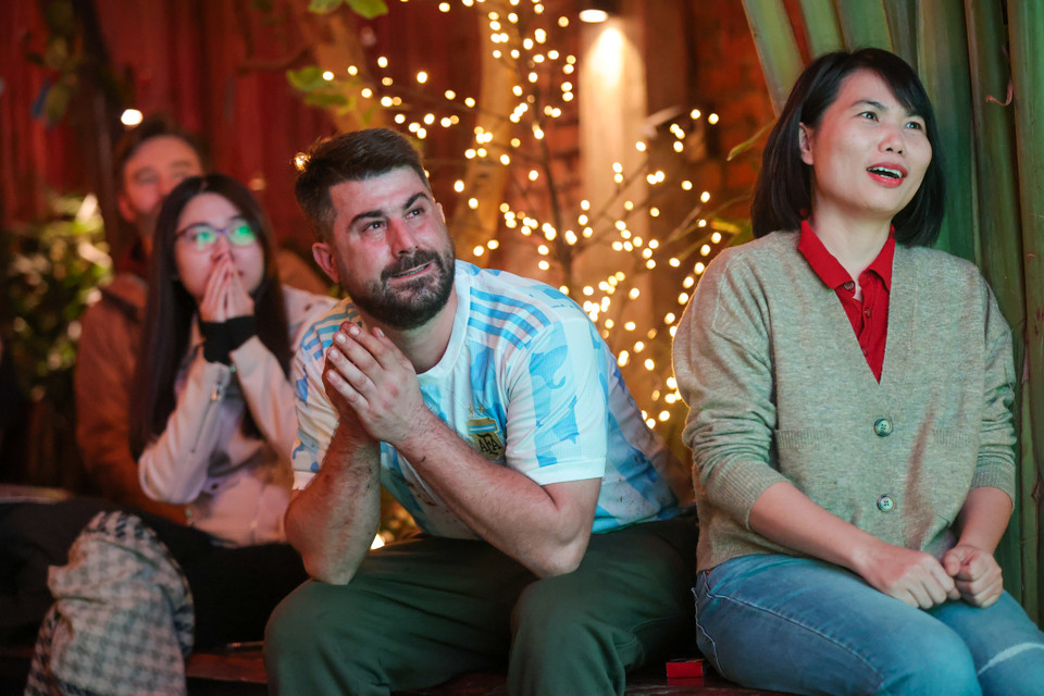 Anh Emilio, một người Argentina đang làm việc tại Việt Nam chia sẻ rằng anh rất hào hứng trước trận chung kết này. 'Trận hôm nay rất quan trọng, không chỉ bơi nó là chung cuộc mà còn bởi đây chắc là trận đấu cuối cùng ở World Cup của Messi. Chúng tôi rất yêu mến Maradona, ông ấy là người hùng của chúng tôi và giờ là Messi,' anh nói. (Ảnh: Minh Sơn/Vietnam+)