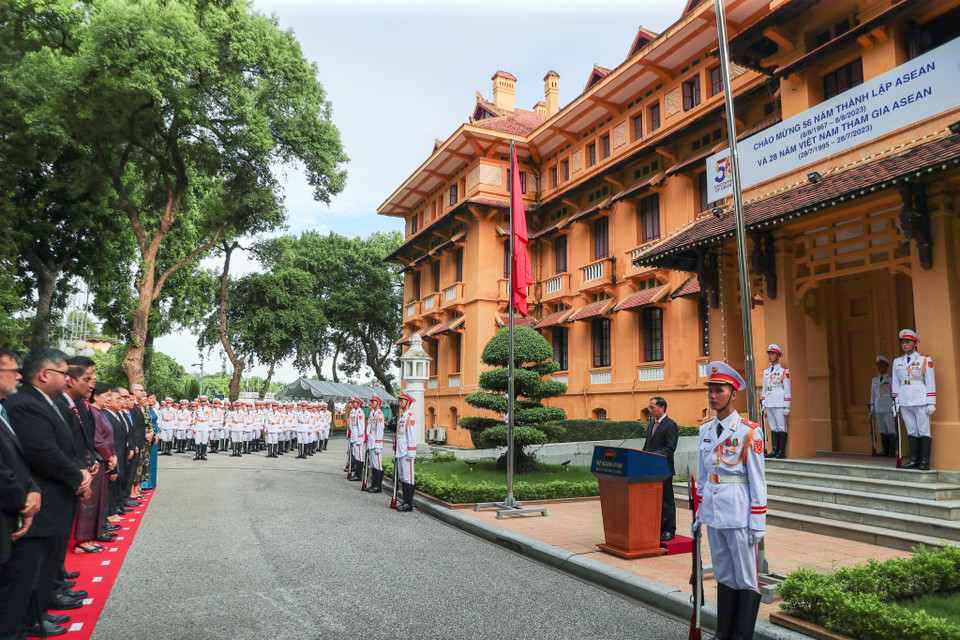 Nhân dịp kỷ niệm 56 năm Ngày thành lập Hiệp hội các quốc gia Đông Nam Á (ASEAN) và kỷ niệm 28 năm Ngày Việt Nam gia nhập ASEAN, sáng 8/8 Bộ Ngoại giao đã tổ chức trang trọng Lễ thượng cờ ASEAN năm 2023. (Ảnh: Minh Sơn/Vietnam+) 