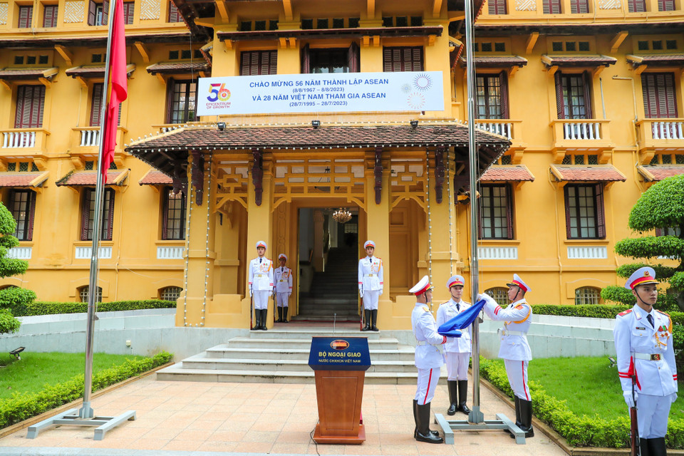 Lá cờ ASEAN là biểu tượng cho tình đoàn kết, hữu nghị, hợp tác của Hiệp hội và khát vọng hoà bình, ổn định, phát triển thịnh vượng của tất cả các nước thành viên dưới mái nhà chung là Cộng đồng ASEAN. (Ảnh: Minh Sơn/Vietnam+)
