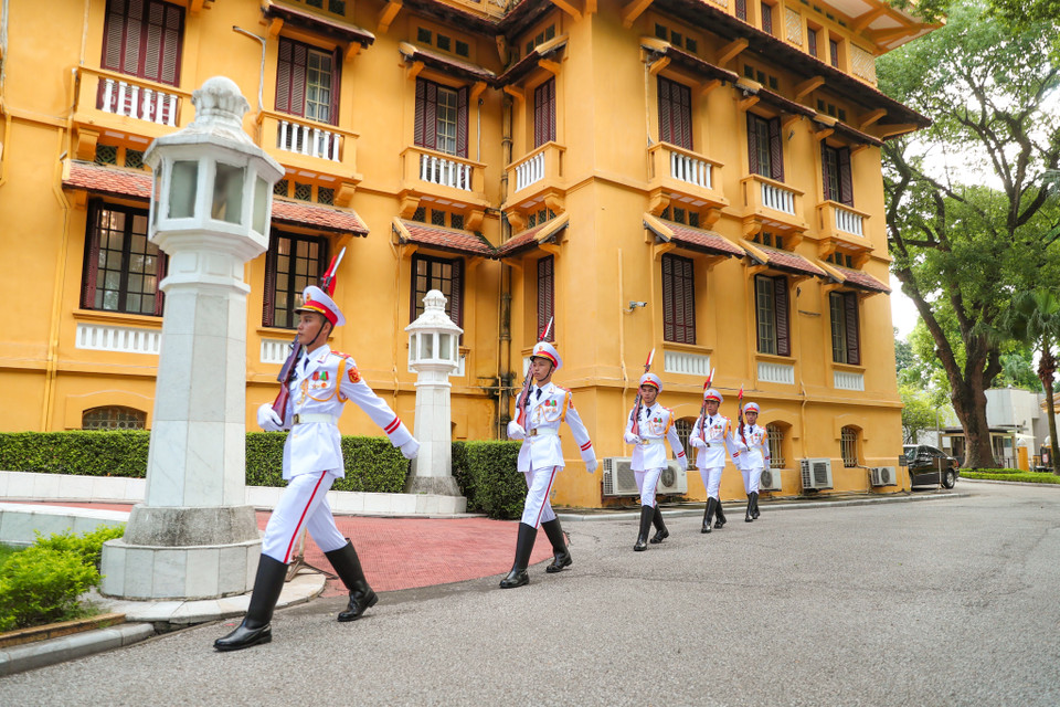 Ngay sau đó, nghi thức thượng cờ diễn ra trang trọng do đội danh dự thực hiện. (Ảnh: Minh Sơn/Vietnam+)