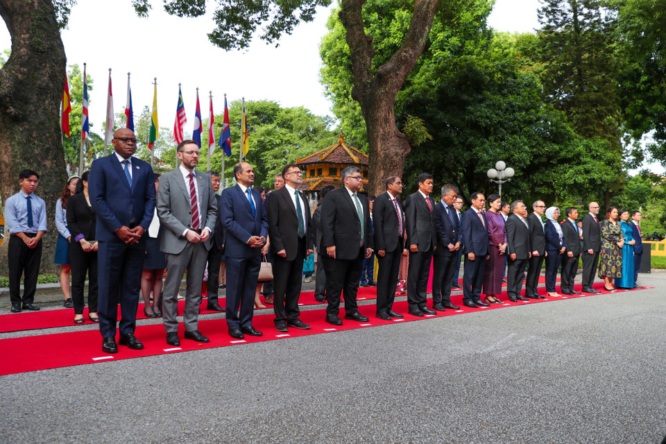 Đúng 7 giờ 30, Bộ trưởng Bộ Ngoại giao Bùi Thanh Sơn chủ trì buổi lễ cùng sự tham gia của Đại sứ các nước ASEAN, lãnh đạo các Bộ, ngành, Ủy ban nhân dân thành phố Hà Nội và các đơn vị liên quan. (Ảnh: Minh Sơn/Vietnam+)