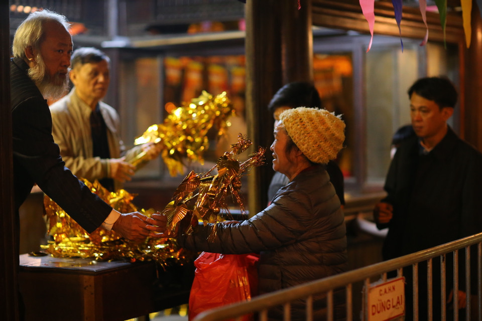 Đi lễ chùa đầu năm là nét đẹp văn hóa được người Việt gìn giữ và trân quý mỗi dịp Tết đến xuân về. (Ảnh: Minh Sơn/Vietnam+)