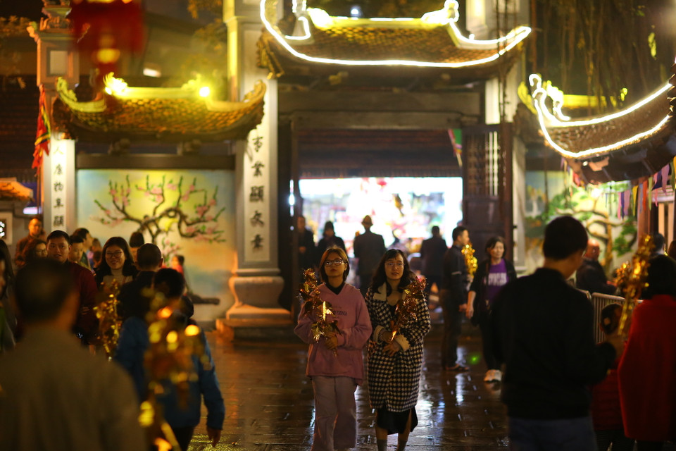 Đã thành nét đẹp trong đời sống tâm linh, sau khi vừa kết thúc màn pháo hoa đón giao thừa, nhiều người dân đã đi đến chùa Hà làm lễ cầu phúc, cầu may. (Ảnh: Minh Sơn/Vietnam+)